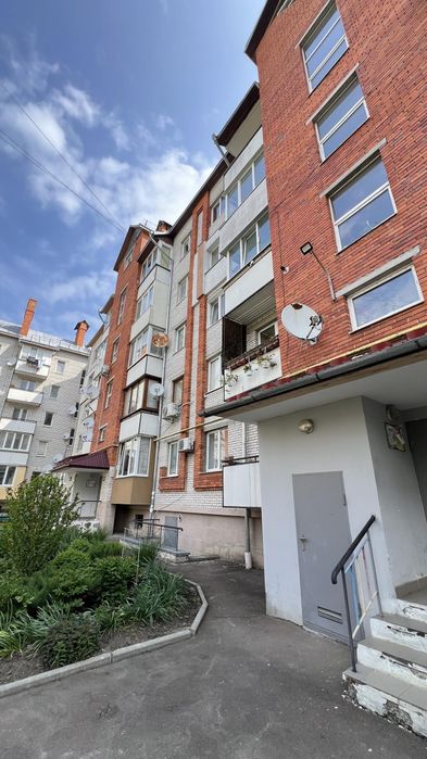 Трикімнатна квартира на Є.Коновальця