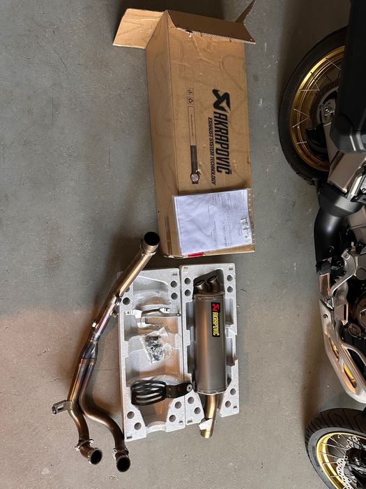 tłumik akrapovic honda afryka twin 2024r