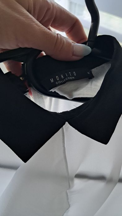 Elegancka biała bluzeczka z kołnierzykiem Mohito M