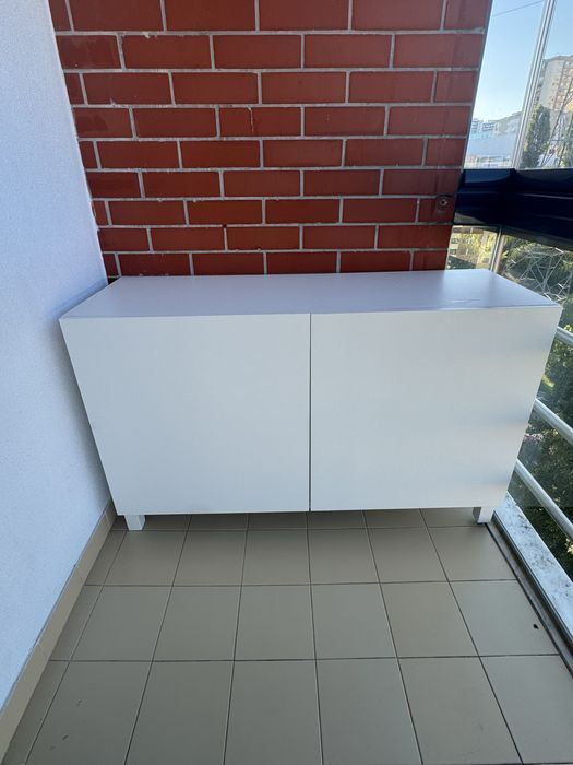 Movél branco com prateleiras