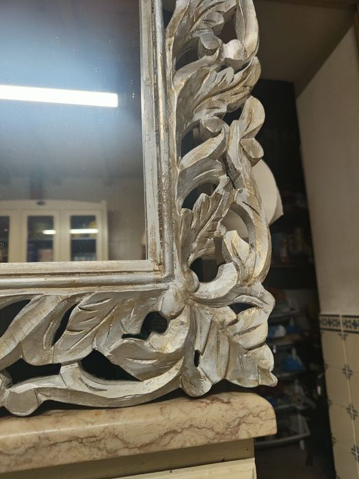 Espelho em madeira esculpida