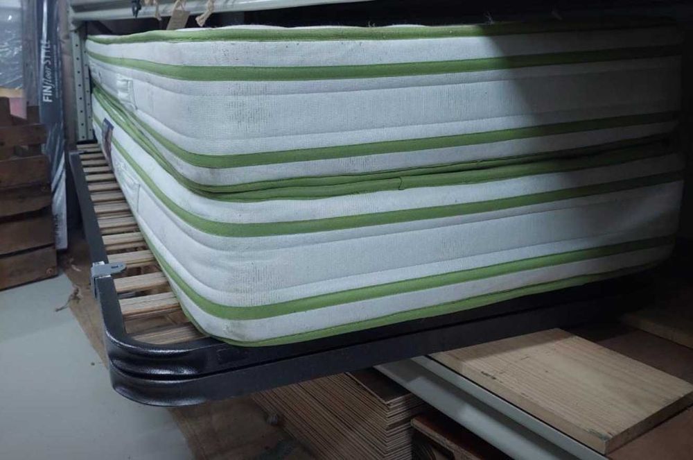 Cama individual com colchão e estrado com pés – Bom estado 195x80cm