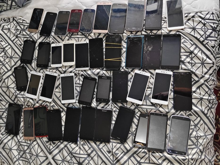 Лот робочих телефонів для дзвінків чи інтернету