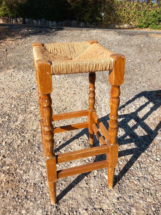 Bancos de madeira e palha