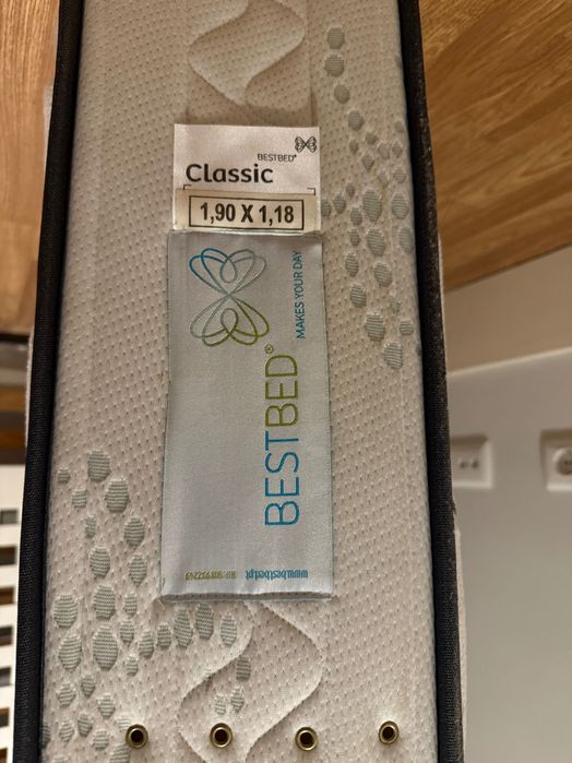 Colchão de 1,90 x 1,18 m com estrutura de cama de brinde.