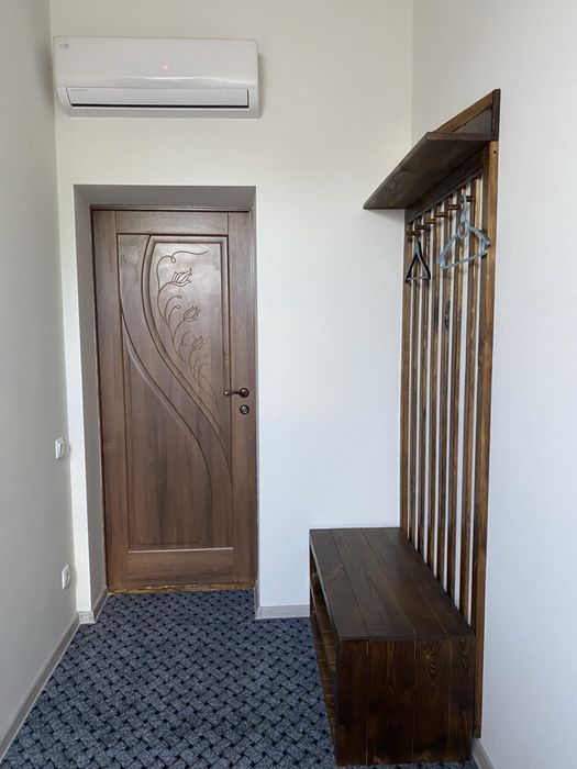 Готель « Ровер» власна парковка , ближній центр, сніданки.