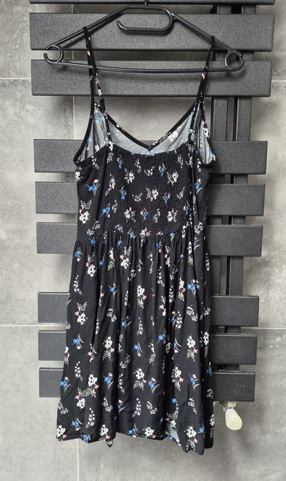Piekna czarna sukienka w kwiatki H&M  r M