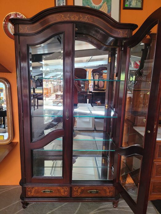 Cristaleira em madeira com fundo em espelho e prateleiras em vidro