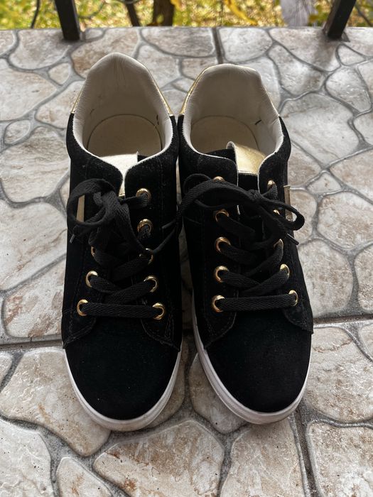 Жіночі кросівки