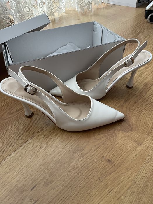 Білі туфлі слінгбеки