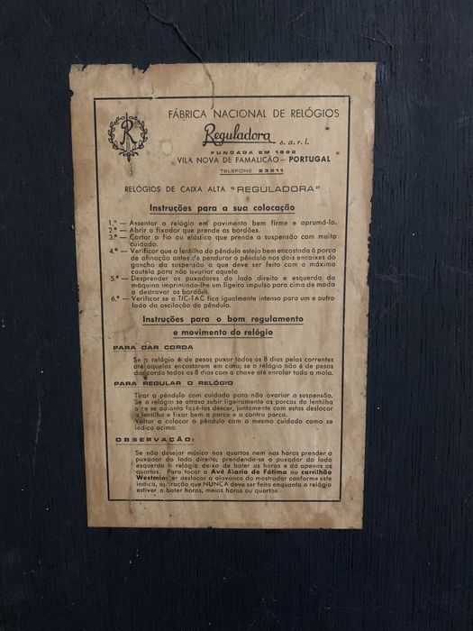 Relógio de pé de 1986 Reguladora com traços Orientais