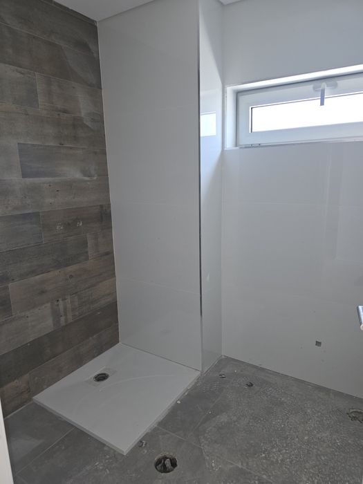 Apartamentos T2 e T3 novos com cozinha equipada e terreno exterior.
