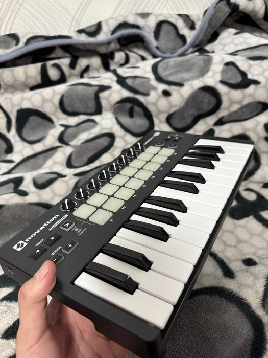 Продаю Б/в MIDI-клавіатура Novation Launchkey Mini
