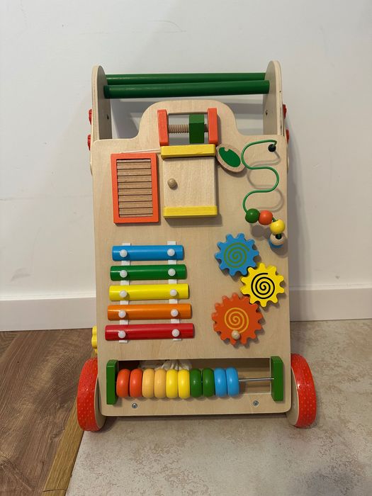 Drewniany chodzik / pchacz z tablicą manipulacyjną