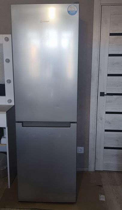 Продам холодильник Indesit