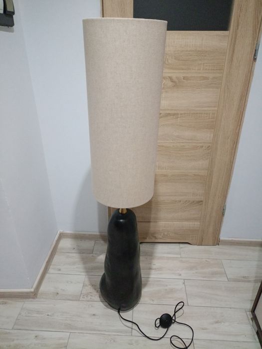 Lampa podłogowa z ceramiki i lnu Cinnamon firmy Canela