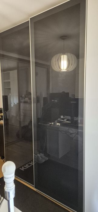 Roupeiro IKEA PAX em preto com portas de vidro negro