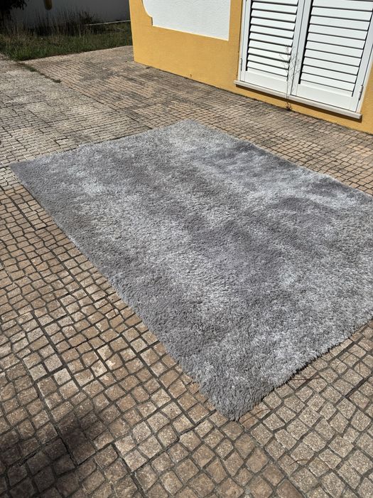 Tapete cinzento para quarto ou sala