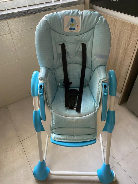 Mesa  e cadeira bebê Confort bem estimada