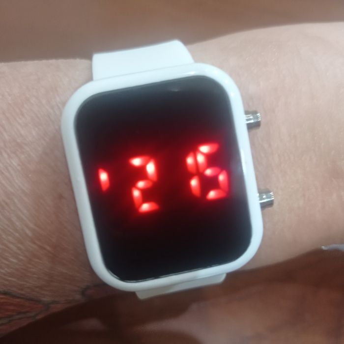 Часы новые с белым ремешком.