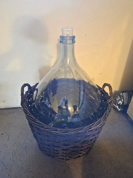 Balon na wino 50l w wiklinowym koszu
