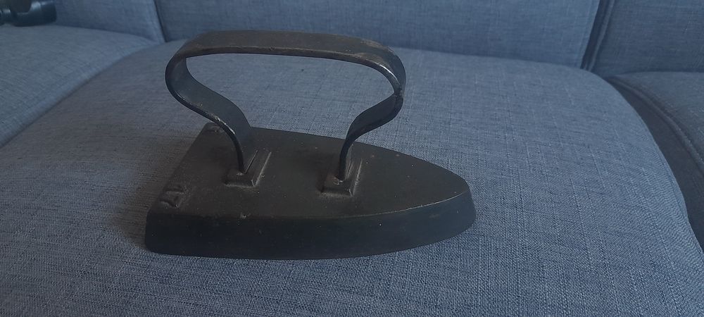Stare metalowe żelazko z duszą