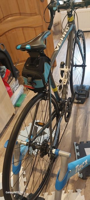 Sprzedam rower szosowy Kross Vento 3.0. Sprzedam wraz z trenażerem.