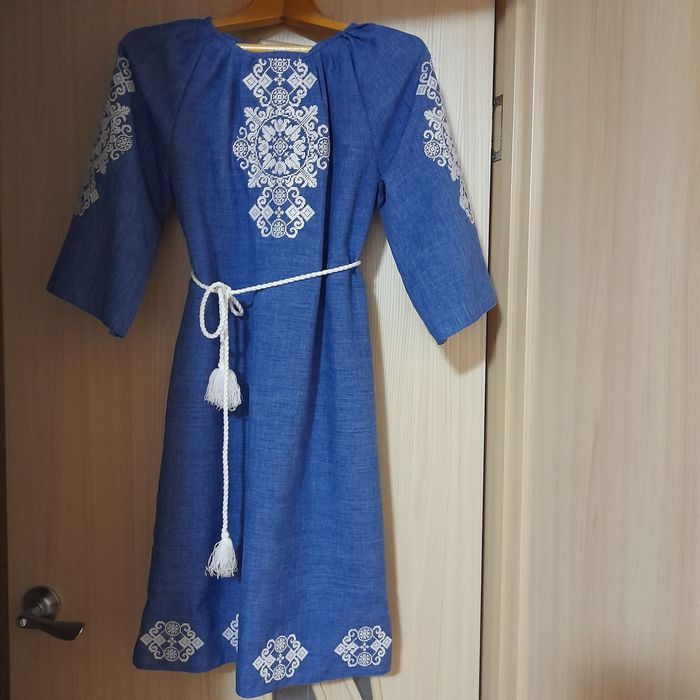 Лляне вишите плаття блакитного кольору