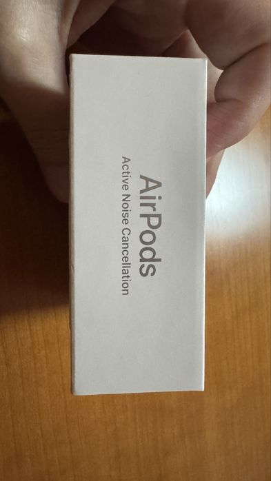 Apple Airpods 4 active noise cancellation