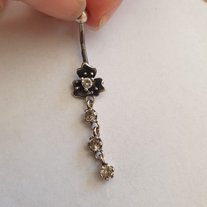 Пирсинг в нос, золото .