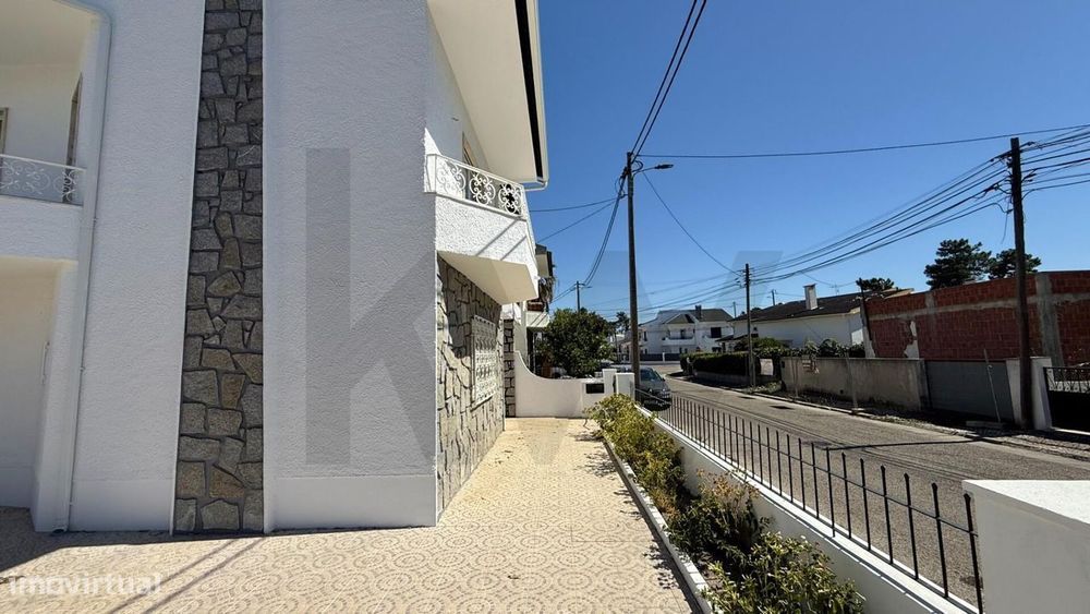 Moradia T5 Renovada com Terraço, Garagem e Espaço Exterior | Belverde,