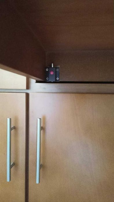 Armário de madeira maciça e puxadores modernos