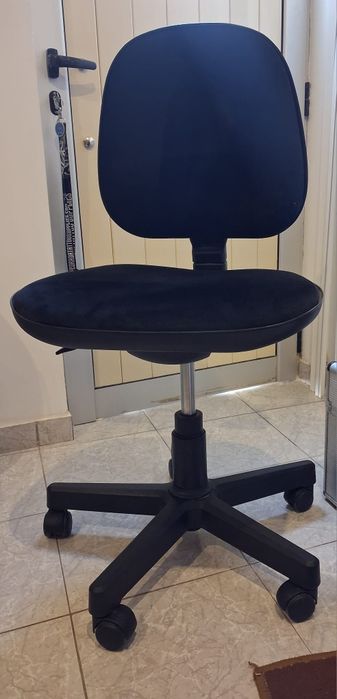 Cadeira de escritório com tecido veludo preto