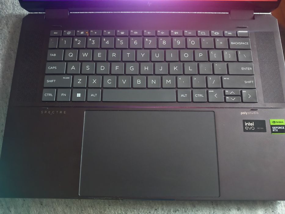 Laptop HP SPECTRE 16 x360 rtx 4050 OLED