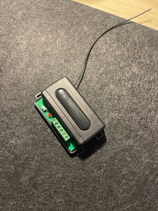 Uniwersalny dwukanałowy odbiornik radiowy do sterowania bramą garażową