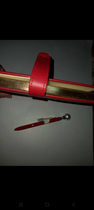 Diário vermelho com caneta, Flying Tiger