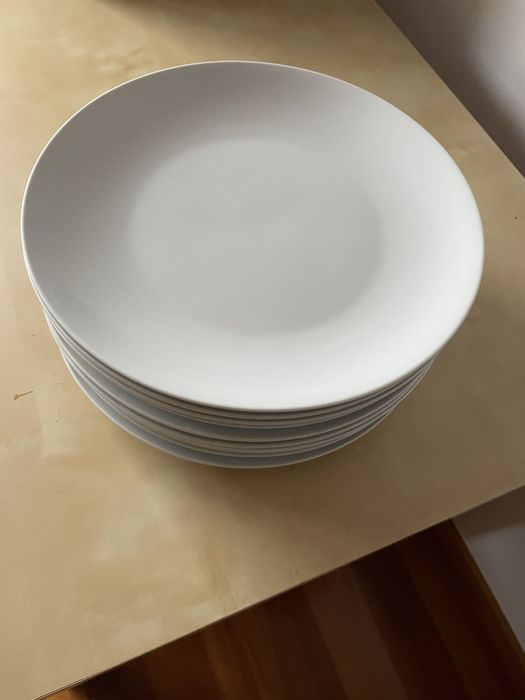 Pratos porcelana brancos