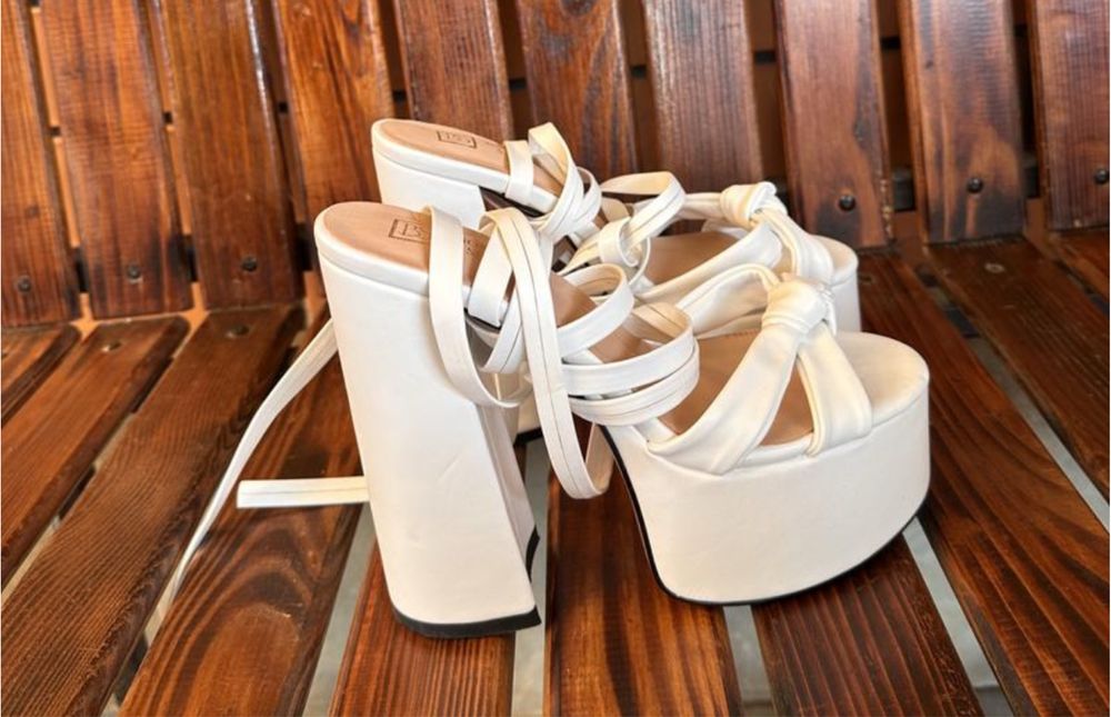 Босоніжки на підборах