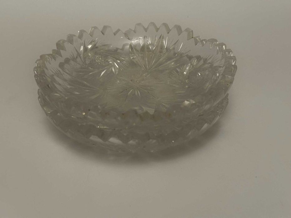 Zestaw dwóch kryształowych talerzyków deserowych o bogatym wzorze