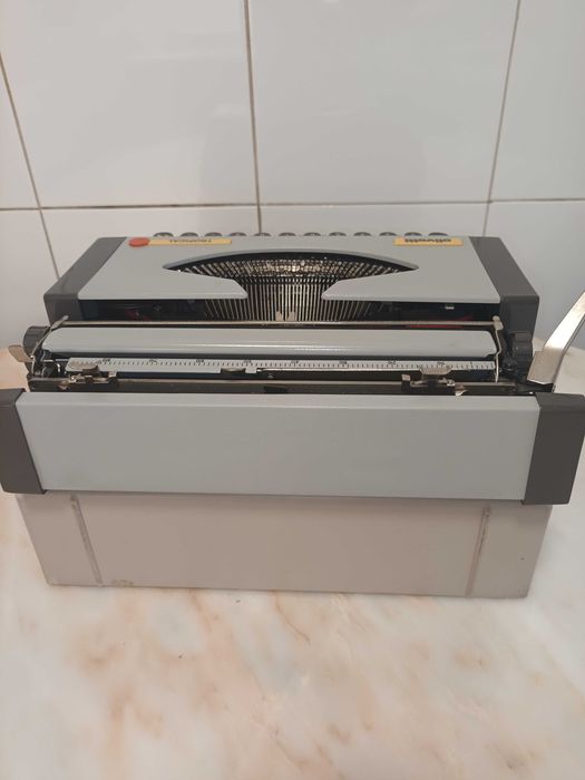 Máquina de escrever Olivetti Tropical