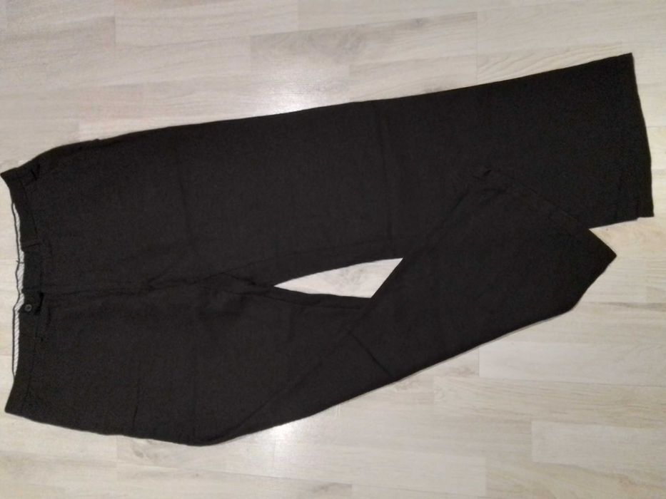 110. Czarne spodnie męskie firmy Biaggini w rozmiarze 54