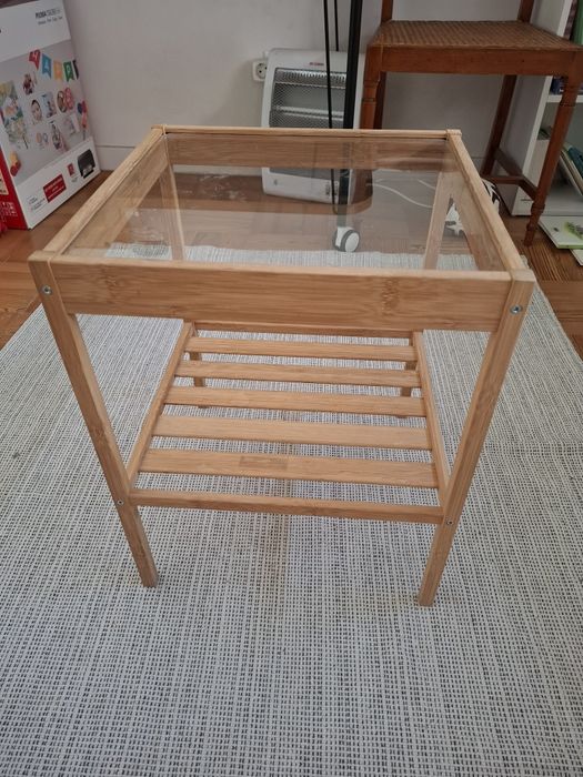 Mesa de Apoio IKEA em Bambu com Tampo de Vidro – Bom Estado