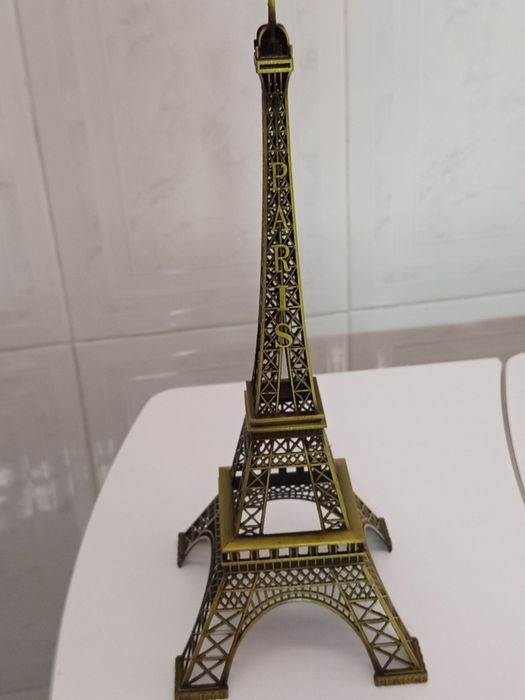 Estátua da TORRE EIFFEL