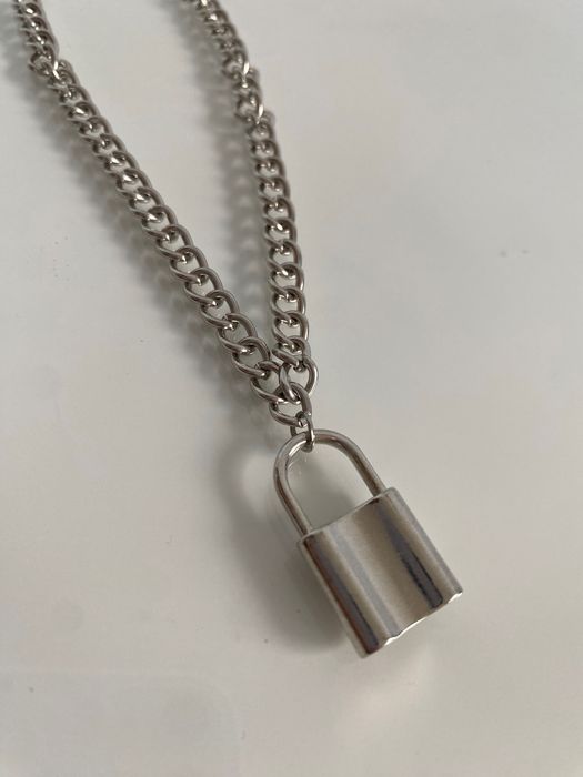 Srebrna bransoletka z kłódką.