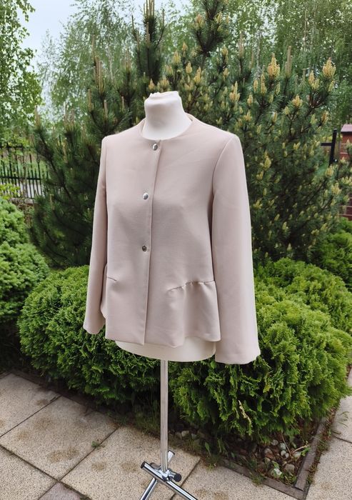 Pudrowa marynarka z baskinką By o la la! Rozmiar S, elegancki żakiet