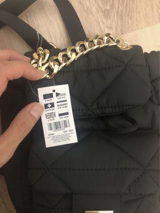 Mochila NOVA com corrente dourada