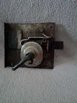 Fechadura muito antiga com chave.