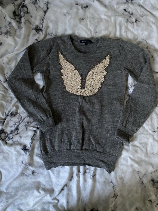 Szary sweterek ze skrzydłami z cekin