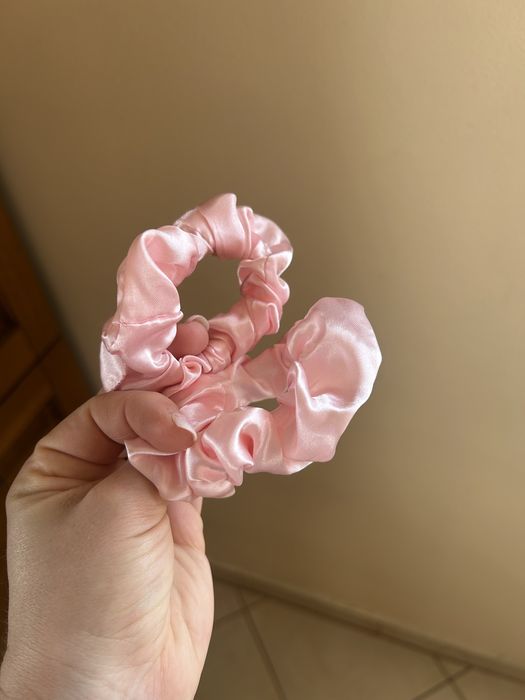 wałek do kręcenia loków satynowy różowy gumki spinka