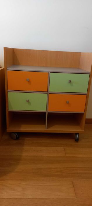 Móveis para quarto de jovem. Como novos!